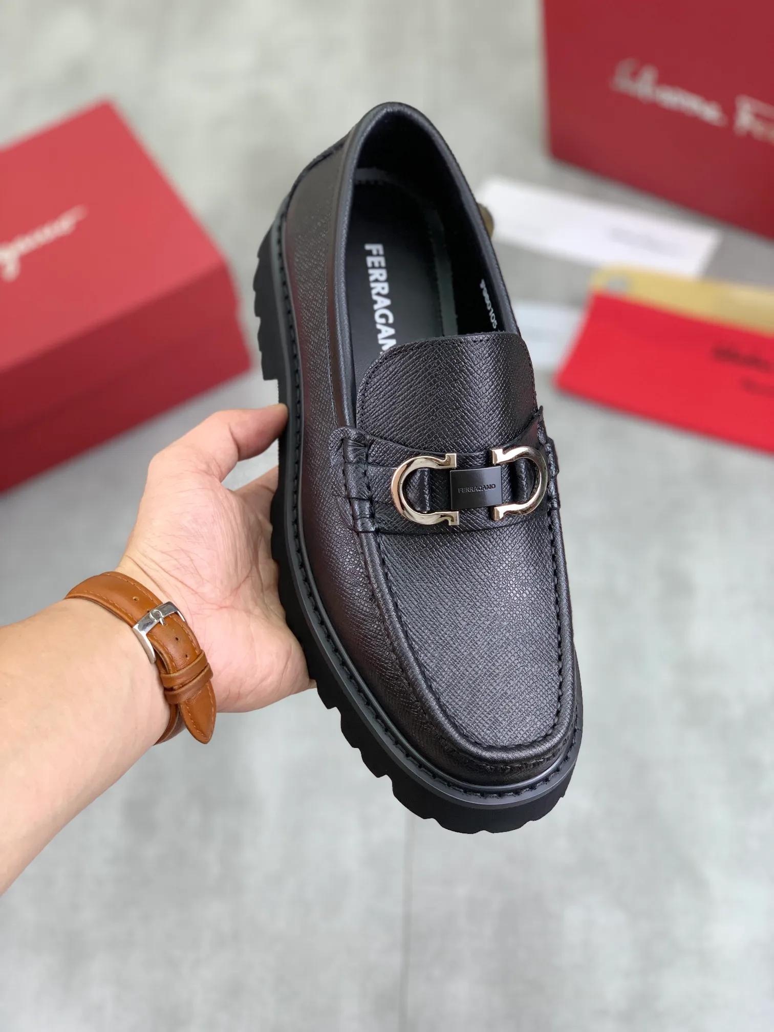 Men's Men's Shoes 💰P460💰[New Style] Water-dyed Niuli 🆘[Salvatore Ferragamo] Ferragamo's latest casual business leather shoes for men! Available at counters simultaneously! The fabric is made of specially imported original calfskin, the lining is made of imported water-dyed cowhide, and the original lightweight foam outsole is absolutely luxurious and leads the fashion trend. Matching code: 38-45; 4️⃣ colors available